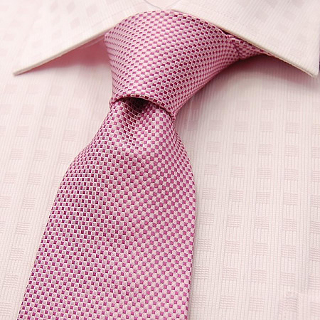 新郎挑選領(lǐng)帶裝飾結(jié)婚西服要點