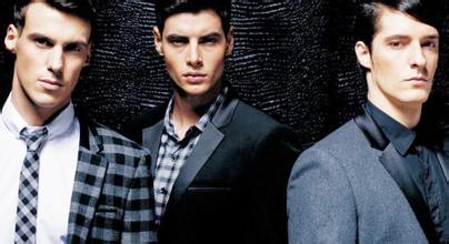 在婚禮前就開始幫伴郎準備他們的禮服，當然也有伴郎自行準備的